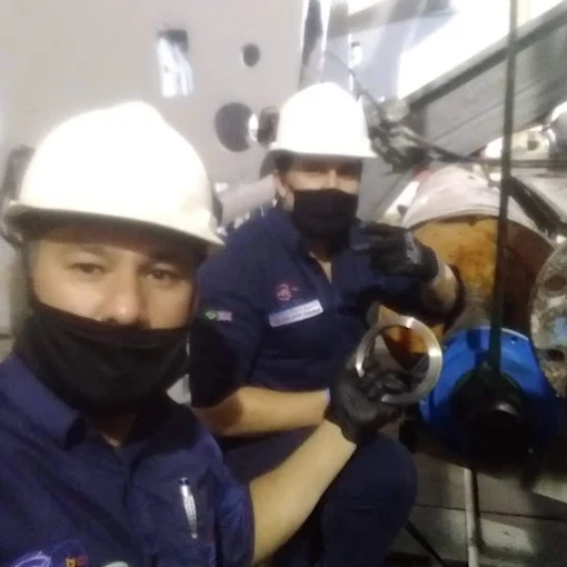 Técnicos da NBS inspecionando componente de selo mecânico em campo